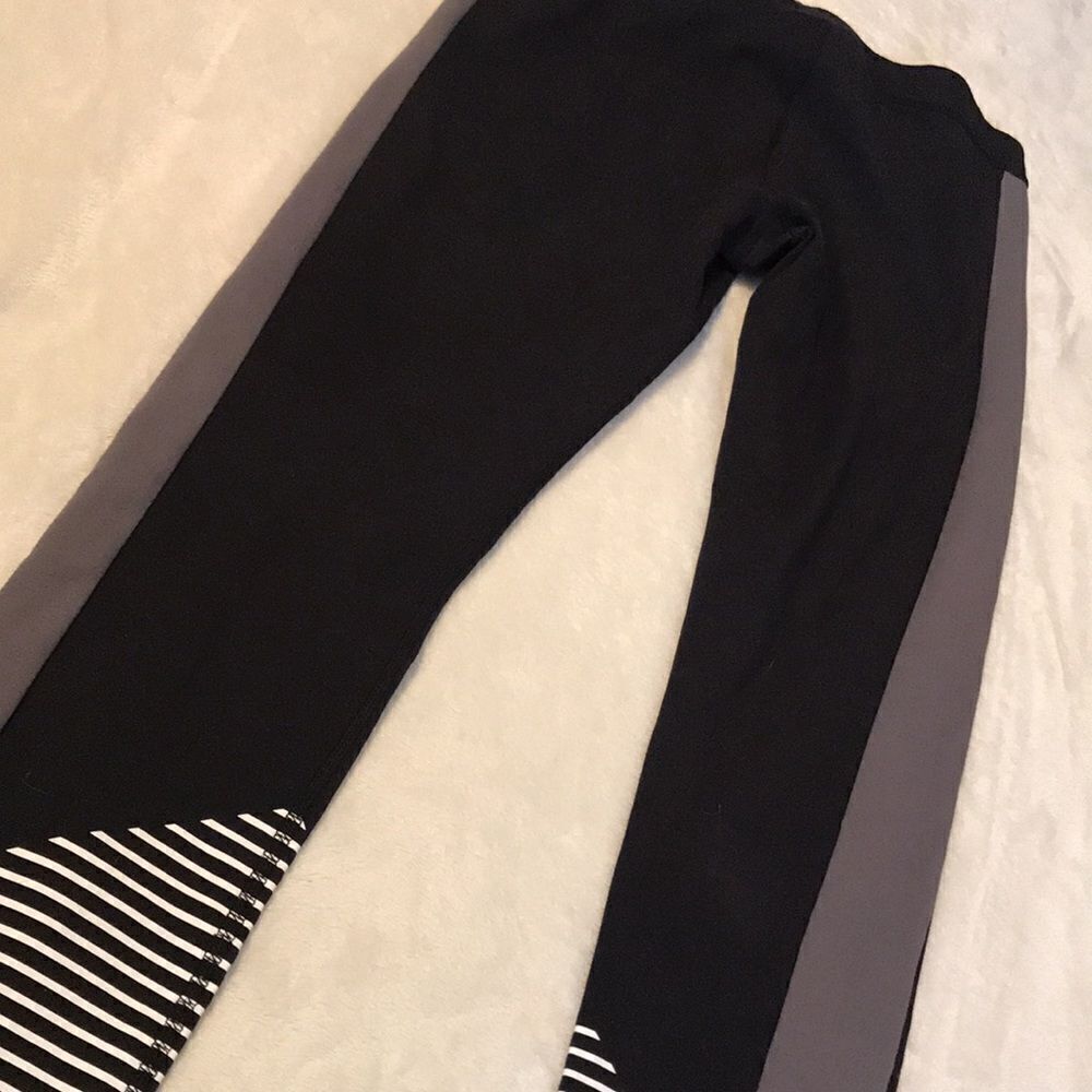 Under Armour Black & White Leggings - Size Medium - Picture 9 of 9